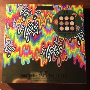 Holidaze Contour and Spotlight Palette